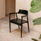 Silla de teca torneada negra Estela