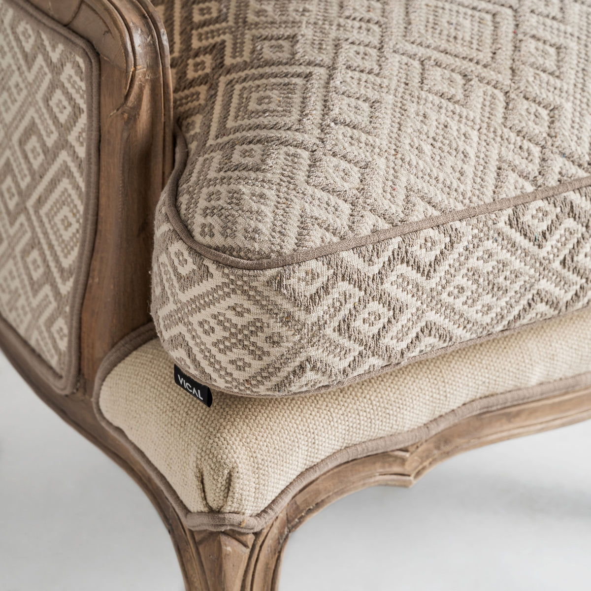 Sillón colonial de madera de mango y tapizado beige Savoca