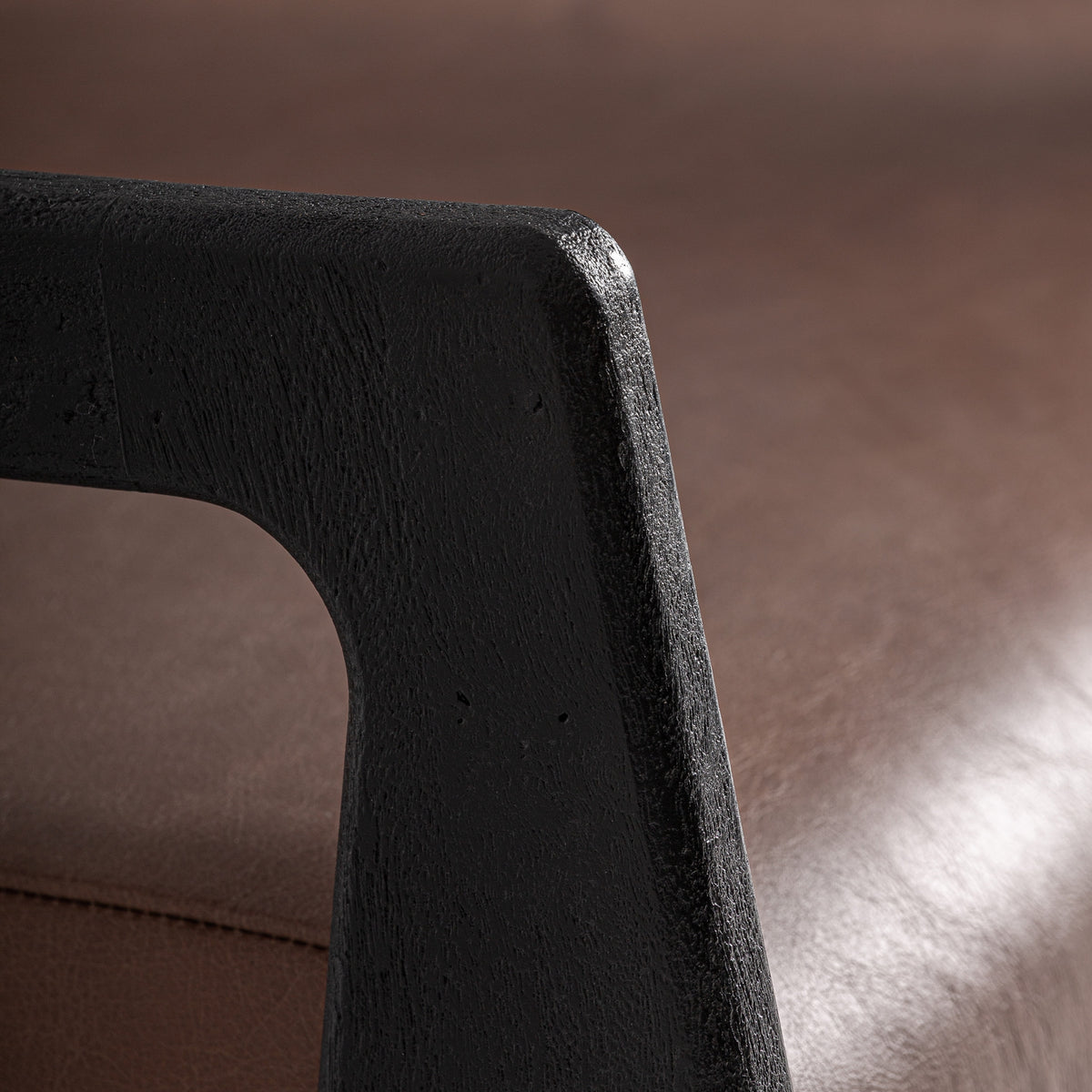 Sillón de acacia y cuero Cala Comte