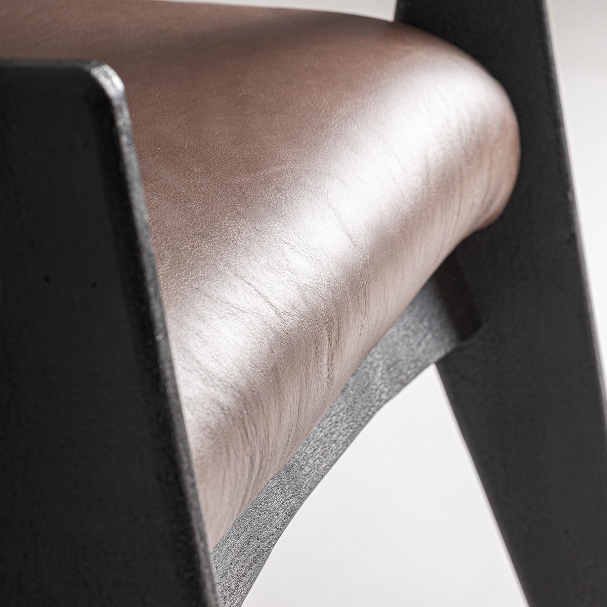 Sillón de acacia y cuero Cala Comte