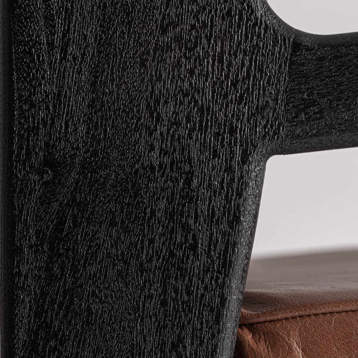 Sillón de acacia y cuero Cala Comte