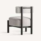 Sillón de fresno negro y tapizado blanco roto Silba