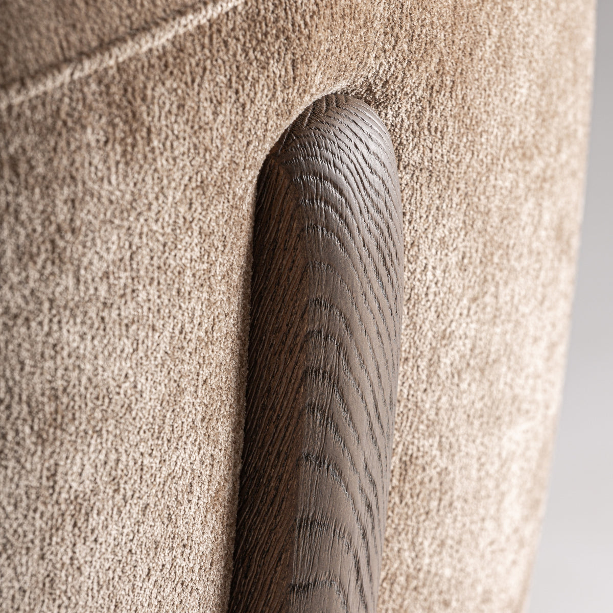 Sillón tapizado marrón con estructura de roble Dorgali
