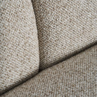 Sofá tapizado beige con estructura de alerce Posada