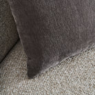 Sofá tapizado beige con estructura de alerce Posada