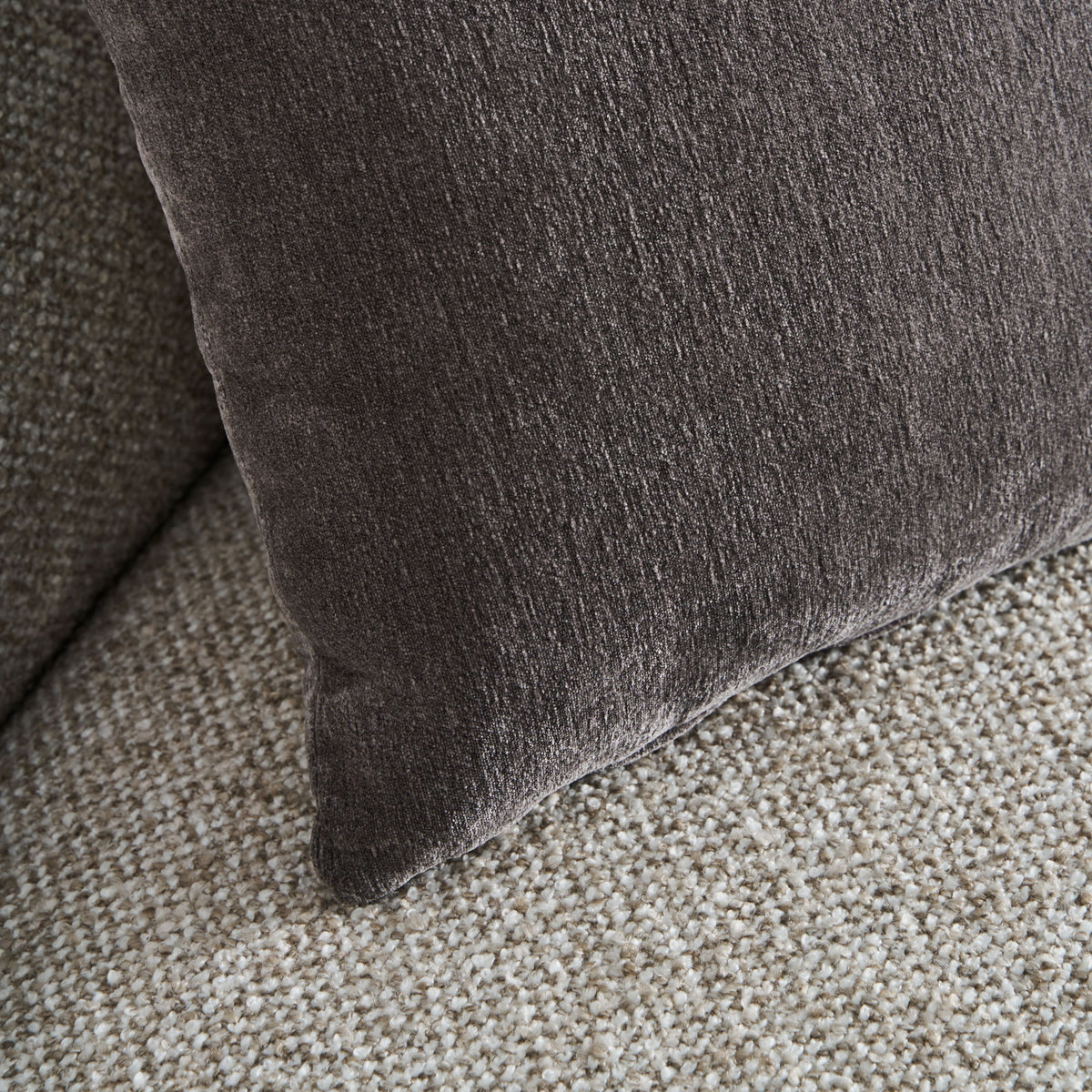 Sofá tapizado beige con estructura de alerce Posada