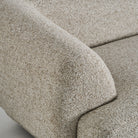 Sofá tapizado beige con estructura de alerce Posada